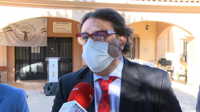 El consejero de Sanidad y Servicios Sociales, José María Vergeles, atiende a los medios