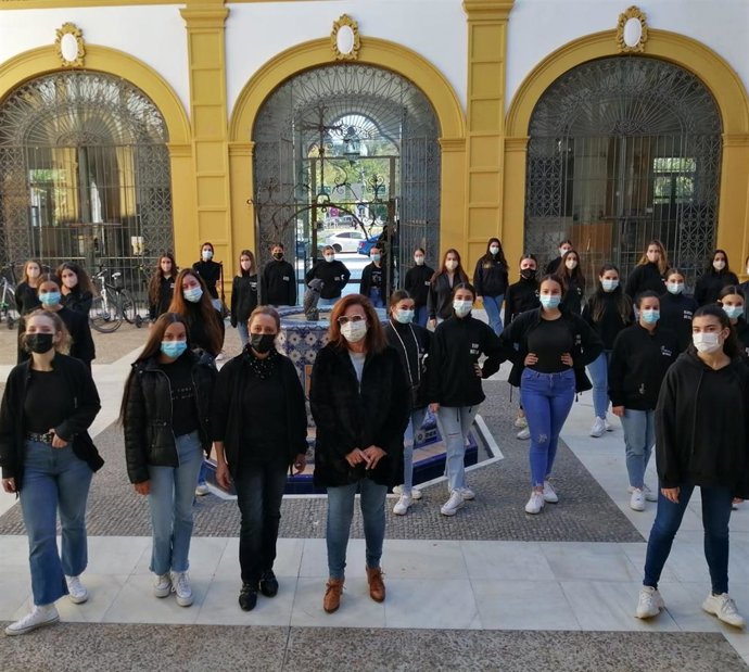 La delegada Educación y Deporte de la Junta de Andalucía en Sevilla, María José Eslava, ha asistido a los preparativos del flashmob organizado por el departamento de Flamenco del Conservatorio Profesional de Danza de Sevilla 'Antonio Ruiz Soler'.