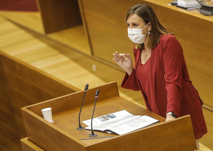 Archivo - La portavoz del PP en Les Corts, Maria José Catalá, interviene durante un pleno a 27 de septiembre