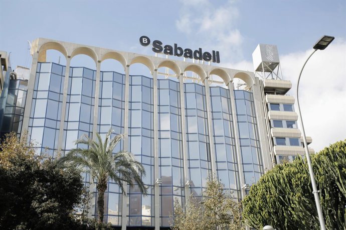 Archivo - Sede del banco Sabadell en Alicante, Comunidad Valenciana (España), a 17 de noviembre de 2020.