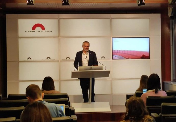 El líder de Cs en Catalunya, Carlos Carrizosa, en rueda de prensa en el Parlament a 16 de noviembre de 2021.