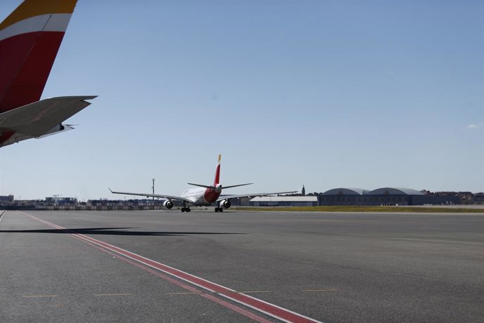 Archivo - Avión despegando, despegue, despegar en Barajas