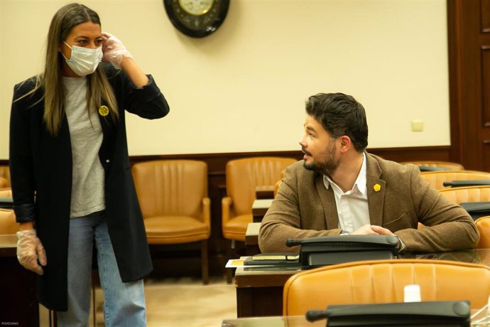 Archivo - La diputada de Junts per Catalunya Míriam Nogueras y el portavoz de ERC en el Congreso, Gabriel Rufián, hablan antes del inicio de la comparecencia en el Congreso