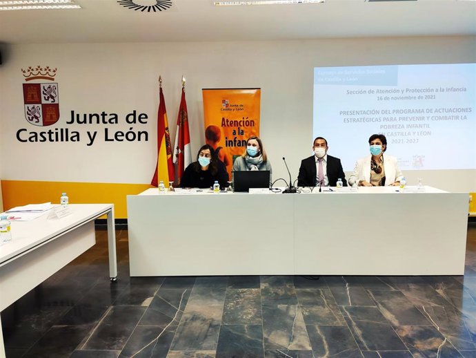 La consejera de Familia e Igualdad de Oportunidades, Isabel Blanco (centro), presenta en Salamanca el nuevo programa contra la pobreza infantil.