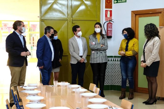 La delegada territorial de Educación y Deporte en Málaga, Mercedes García Paine, ha visitado junto a su directora M Teresa Moreno, la Escuela Infantil El Panal de Benalmádena,