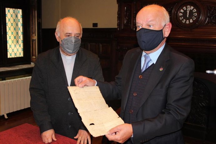 El Director del Archivo Histórico Diocesano, Juan José Tuñón Escalada, recibe dos documentos cedidos por el Cronista Oficial de Cudillero y Presidente de la Asociación de Amigos de esta villa, Juan Luis Álvarez