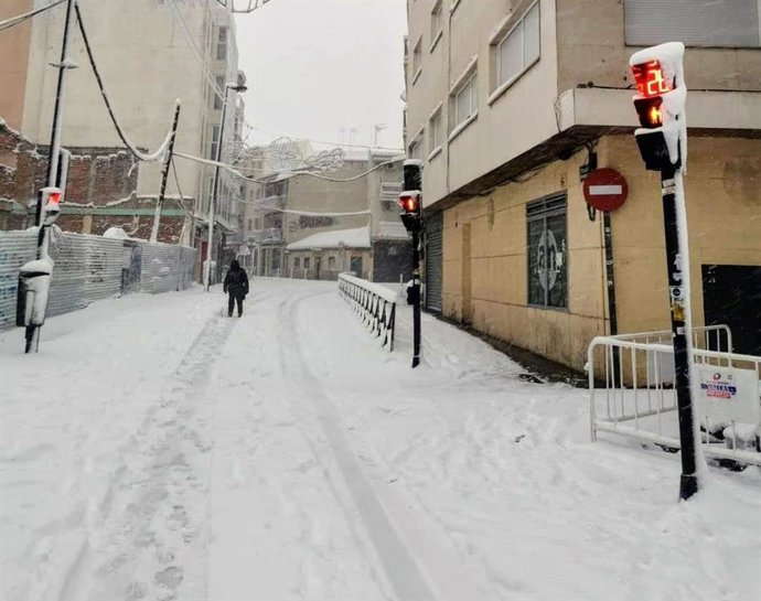 Archivo - Calle de Getafe llena de nieve durante 'Filomena'