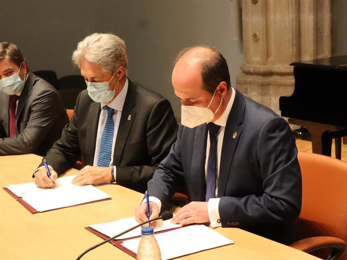 El alcalde de Guadalajara, Alberto Rojo, y el rector de la UAH, José Vicente Saz