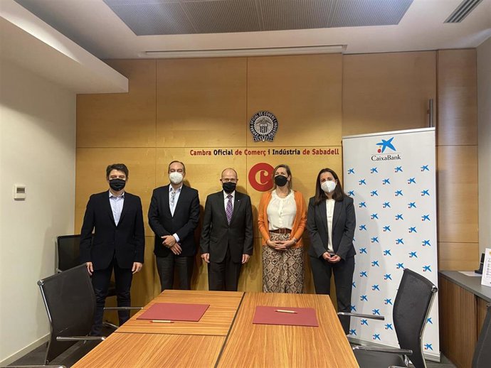La firma del convenio con, entre otros, el presidente de la Cámara de Comercio de Sabadell, Ramon Alberich, y la directora del Centro de Instituciones de CaixaBank en Barcelona, Patricia Trillo Fox.