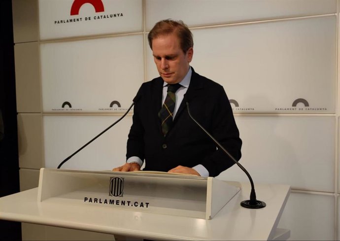 El portavoz de Vox en el Parlament, Joan Garriga, en rueda de prensa en la Cámara catalana a 16 de noviembre de 2021.