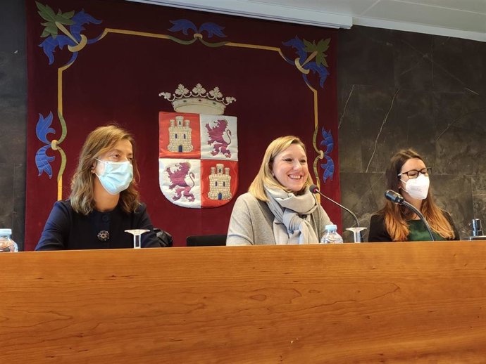 La consejera de Familia e Igualdad de Oportunidades, Isabel Blanco (centro), presenta el programa contra la pobreza infantil.