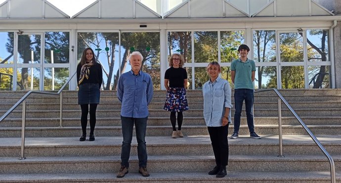 Marta Donat, Gregorio Barrio, María José Belza, Julieta Politi i Juan Miguel Guerras, autors de la investigació, en les escales de l'Escola Nacional de Sanitat de l'ISCIII.