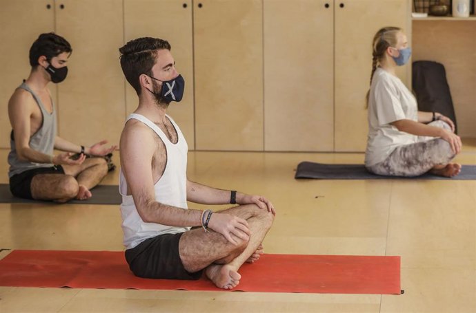 Archivo - Entre las iniciativas para fomentar empleados saludables se encuentran los talleres de yoga
