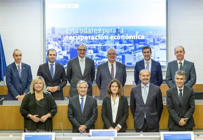 Foto del evento de CEOE y UNE