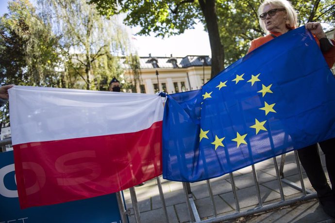 Archivo - Banderas de Polonia y la UE durante una protesta por la disputa entre Varsovia y Bruselas