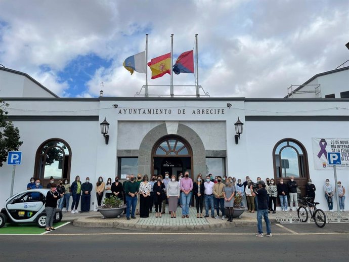 Representantes políticos y trabajadores del Ayuntamiento de Arrecife (Lanzarote) guardan un minuto de silencio por la muerte del alcalde de San Bartolomé