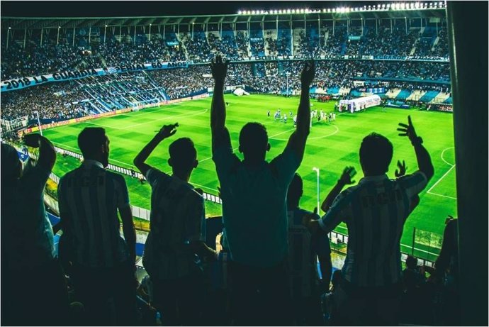 Hinchas en el estadio de Racing.