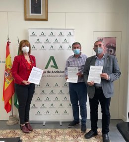 El delegado territorial de Educación y Deporte, Miguel Andréu, la delegada territorial de Igualdad, Políticas Sociales y Conciliación, Ana Fidalgo y el alcalde-Presidente del Ayuntamiento de San Martín del Tesorillo, Jesús Fernández.