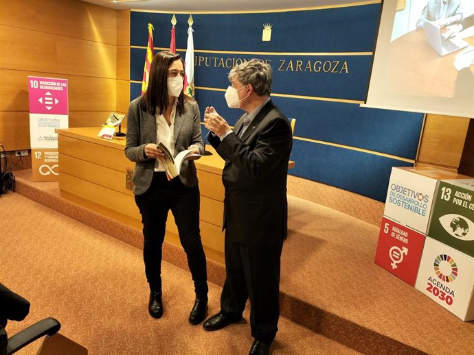 La diputada provincial y delegada de Transparencia y Protección de Datos de carácter personal, Cristina Palacín, junto al delegado de Protección de Datos de la DPZ, Roberto Ferrer.