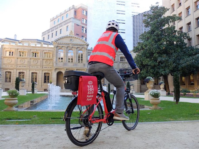 Un agente de la Policía Foral, en los jardines del Palacio de Navarra con la bicicleta eléctrica.