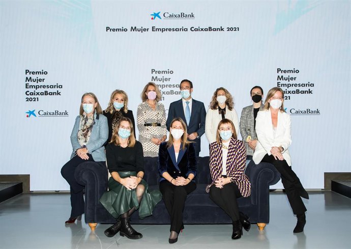 Gonzalo Gortázar con las ganadoras del 'Premio Mujer Empresaria CaixaBank' 2021