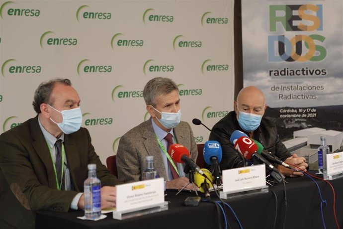 Navarro (centro), entre Fuentetaja y Campayo, durante la rueda de prensa ofrecida en Córdoba.