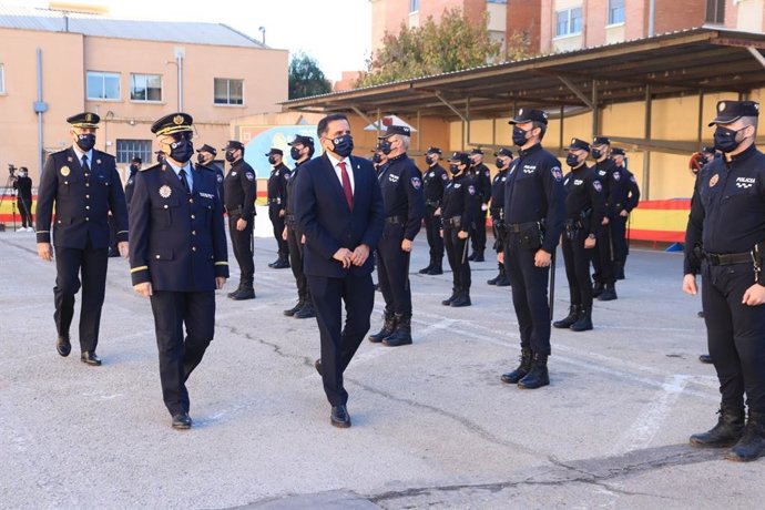 El alcalde José Antonio Serrano y el concejal Enrique Lorca homenajean a los agentes