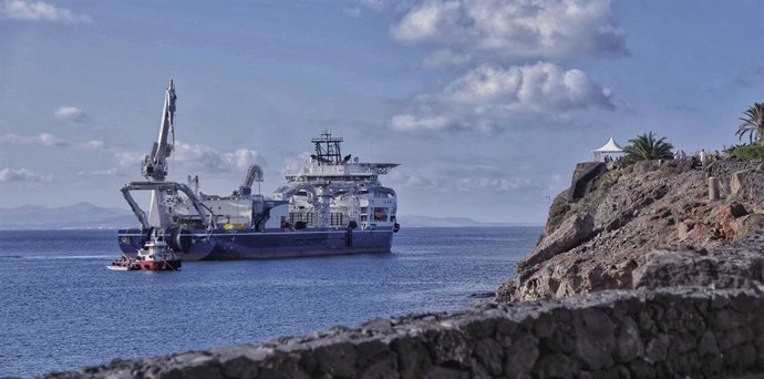 Buque que participa en los trabajos de REE de interconexión eléctrica entre Lanzarot y Fuerteventura