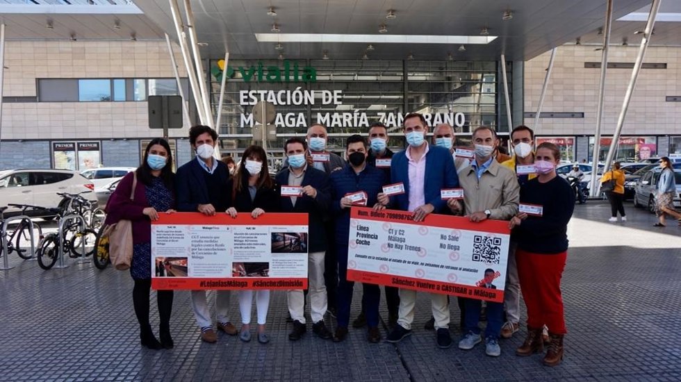El coordinador general del PP de Málaga, José Ramón Carmona, y el vicesecretario de la Oficina Parlamentaria, Luis Verde, y representantes populares informan sobre una campaña sobre Cercanías