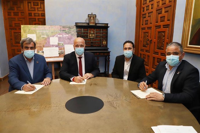 El presidente de la Diputación de Córdoba, Antonio Ruiz (segundo por la izda.), en la firma con los ayuntamientos de Fuente Carreteros y Fuente Palmera.
