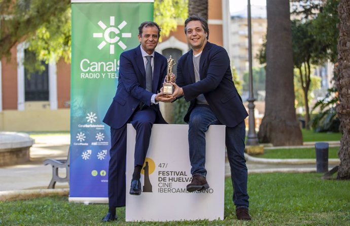 El director onubense Paco Ortiz recibe el Premio Canal Sur Radio y Televisión al Mejor Cineasta.