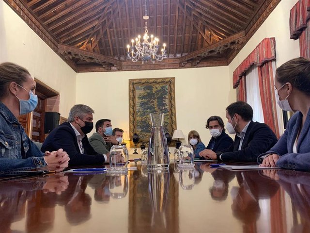 Reunión de la Mesa del Parlamento con el presidente del Cabildo de La Palma, Mariano Hernández