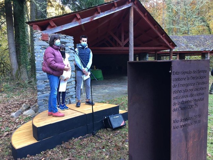 Escolares leen la carta que introdujeron en la cápsula del tiempo de Muniellos para 2070.