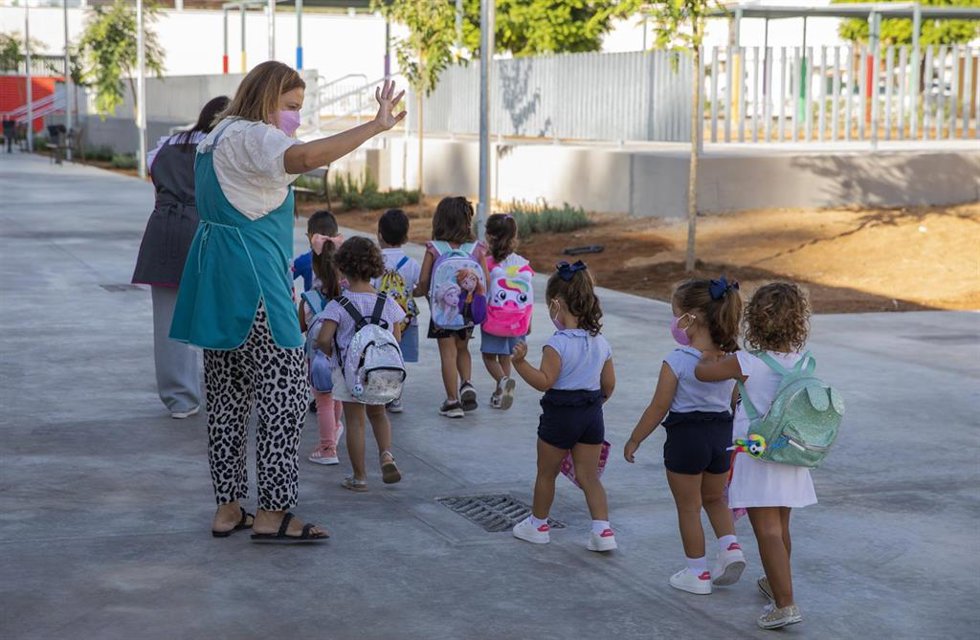 Archivo - Alumnos del CEIP de Educación Infantil y Primaria Al-Ándalus durante el inicio del curso escolar 2021-2022 en Utrera (Sevilla)