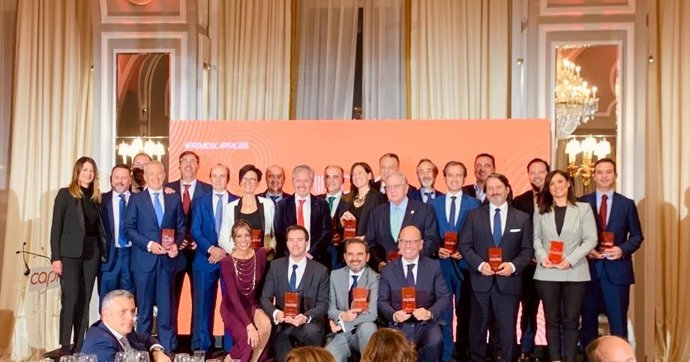 Foto de familia de los premiados