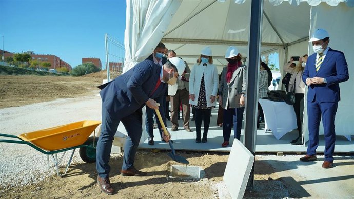 El director general de Macrosad, Andrés Rodríguez, durante la puesta de la primera piedra del Centro Intergeneracional de nueva generación en Dos Hermanas