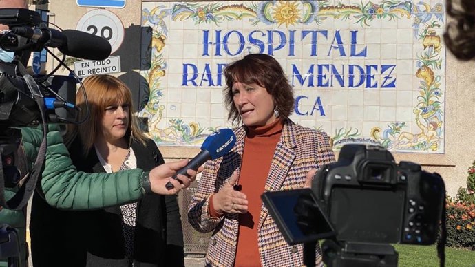 María Marín, portavoz regional de la formación, con la presidenta de la Junta de Personal del Hospital Rafael Méndez, Julia Martínez