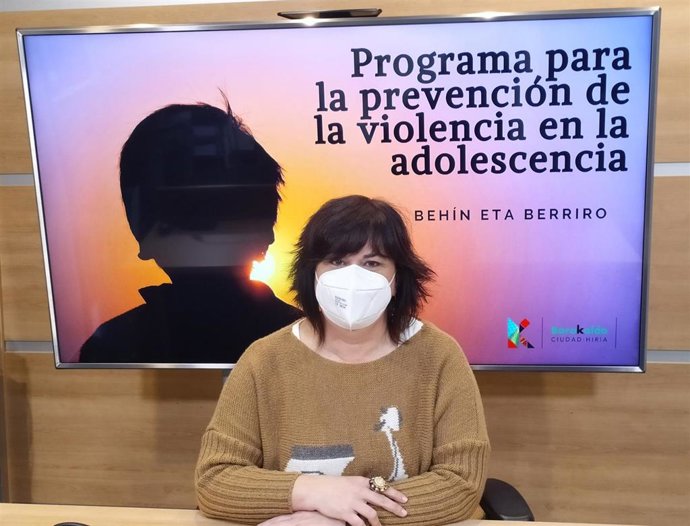 La edil Nuria Rodríguez presenta el programa de prevención de violencia en la adolescencia de Barakaldo.
