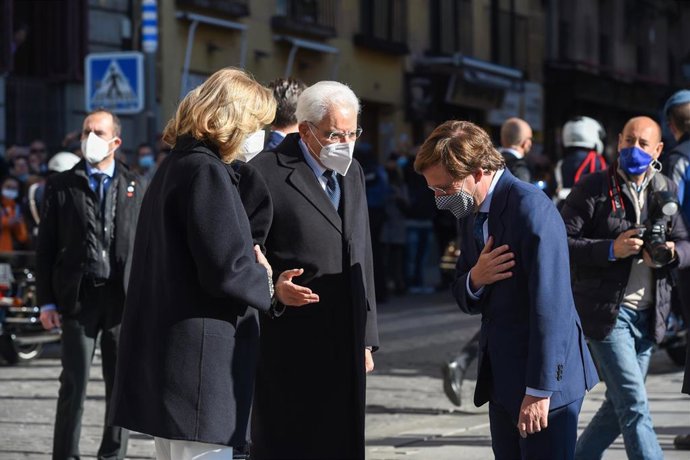 El presidente de la República de Italia, Sergio Mattarella (2i), junto a su hija Laura Mattarella y el alcalde de Madrid, José Luis Martínez-Almeida (d), en el acto de entrega de la Llave de Oro de la Villa de Madrid.