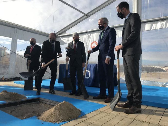 Colocación de la primera piedra de la planta de Becton Dickinson en el poligono Empresarium de Zaragoza