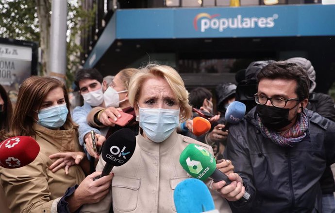 La expresidenta de la Comunidad de Madrid y del Senado, Esperanza Aguirre, sale de la sede del PP tras una reunión del Comité de Dirección del PP, a 29 de octubre de 2021, en Madrid, (España). El encuentro se produce un día después de la condena realiza
