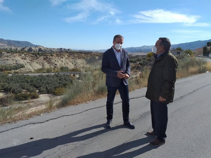 El delegado de Administración Local de Almería durante la visita en Lúcar (Almería).