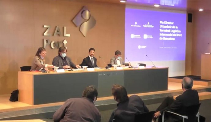 Sanz, Serra, Calvet y Mijoler durante el acto de presentación del nuevo Plan Director Urbanístico de la Terminal Logística Intermodal del Puerto de Barcelona