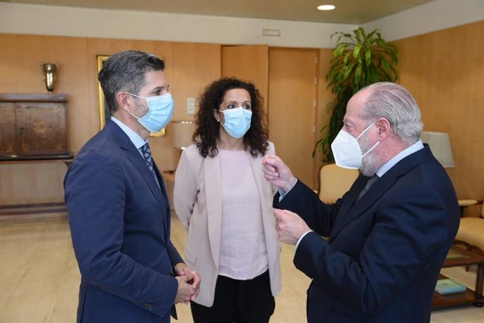 El presidente de la Diputación de Sevilla, Fernando Rodríguez Villalobos, y la diputada Rocío Sutil Domínguez, con el director de la Fundación Diabetes Cero, Urbano Fernández