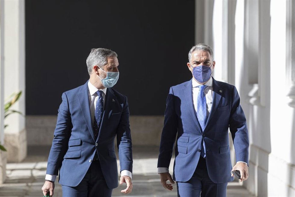 El consejero de Presidencia, Administración Pública e Interior, y portavoz del Gobierno andaluz, Elías Bendodo (d), y el consejero de Hacienda, Juan Bravo, a su llegada a la rueda de prensa posterior al consejo de Gobierno de la Junta de Andalucía. A 16