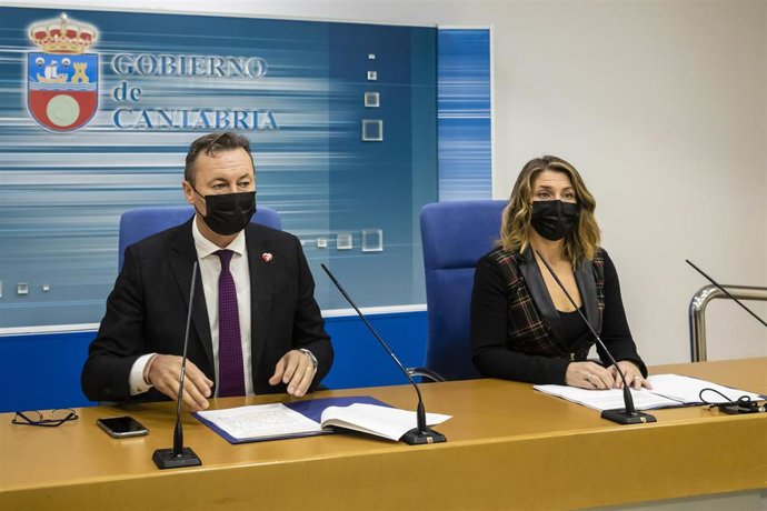 El consejero de Desarrollo Rural, Guillermo Blanco, y la directora general de Pesca y Alimentación, Marta López, presentan las nuevas ayudas para proyectos de inversión en transformación y comercialización de productos agrícolas.