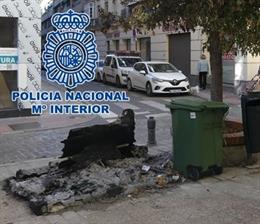 Contenedores quemados en Granada.
