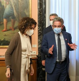 La ministra de Hacienda y Función Pública, María Jesús Montero y el presidente del Gobierno de Cantabria, Miguel Ángel Revilla, durante la firma de un convenio entre ambos dirigentes