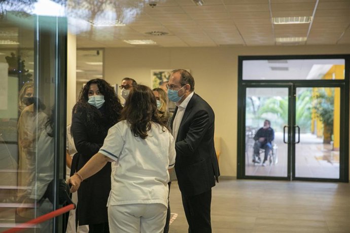 Archivo - La consejera de Igualdad, Rocío Ruiz, en una visita a una residencia en Alcalá de Guadaíra (Sevilla) en enero de 2021.