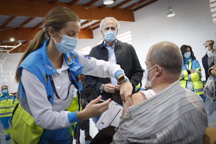 El consejero de Sanidad, Enrique Ruiz Escudero, visita un punto de vacunación móvil en Parla.
